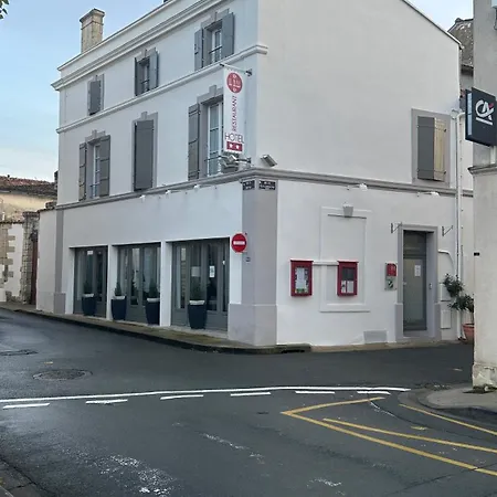 广场餐厅酒店 酒店 Saint-Jean-dʼAngély
